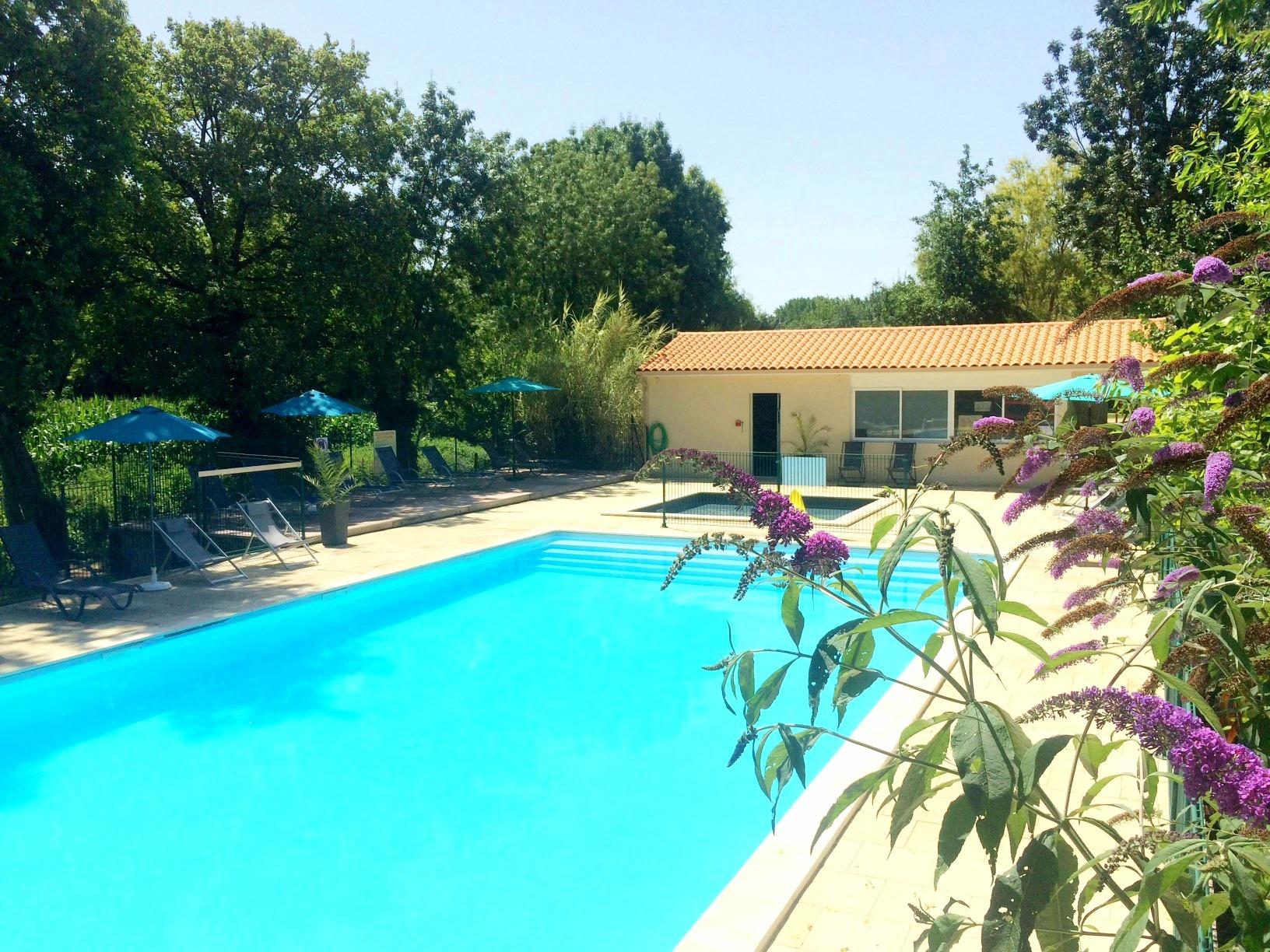 Activités aquatiques dans le Marais Poitevin à Coulon. 